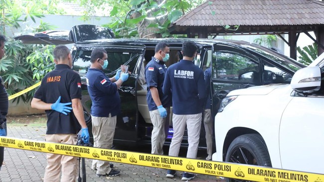 Osin, istri anggota Polresta Manado Brigadir RA menyebut suaminya itu menjadi bawahan seorang polisi wanita (polwan) yang sekaligus istri pengusaha di Jakarta.