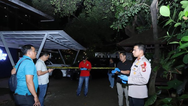 Seorang polisi berdinas di Manado ditemukan tewas dengan kondisi luka tembak di kepala di sebuah rumah besar di Mampang, Jaksel.