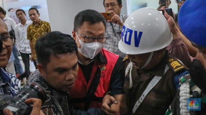 Kejaksaan Agung (Kejagung) melakukan penahanan terhadap tiga dari lima tersangka kasus dugaan korupsi tata niaga timah, Jumat (26/4/2024). (CNBC Indonesia/Faisal Rahman)