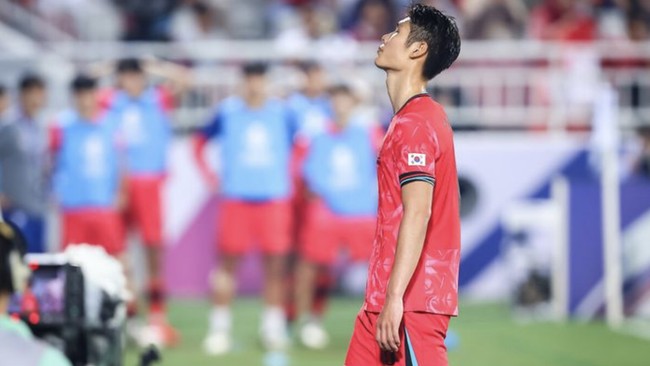Striker timnas Korea Selatan U-23, Lee Young Jun, menangis usai dikalahkan Timnas Indonesia. Dia mendapat kartu merah dalam laga perempat final itu.