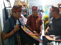 Sandiaga Ingin Tenun Bima Tak Cuma Dipakai Warga Lokal, Tapi juga Diekspor