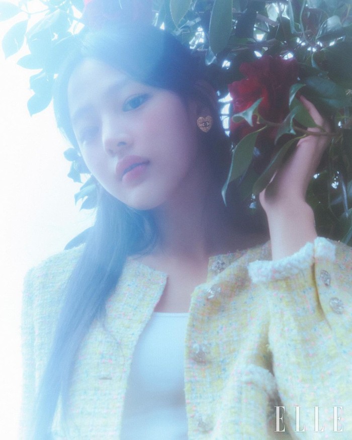 Minji NewJeans belum lama ini sukses membuat publik terpesona melalui kecantikan anggunnya dalam hasil-hasil pemotretan untuk kampanye produk terbaru Chanel yang dirilis oleh ELLE Korea pada (22/4)./ Foto: instagram.com/ellekorea