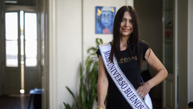 Wanita berusia 60 tahun, Alejandra Rodriguez, telah mencetak sejarah dengan dinobatkan dan lolos sebagai Miss Universe Buenos Aires, Argentina.