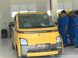 Jokowi Beri Hadiah Mobil Listrik untuk Praktik SMKN 1 Rangas di Mamuju