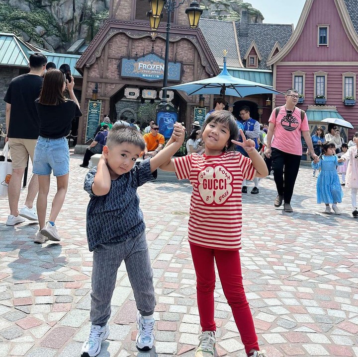 <p>Banyak netizen yang dibuat gemas dengan tingkah Briell dan Abe selama berlibur nih, Bunda. Tidak sedikit pula yang mengatakan keduanya semakin tampan dan cantik. (Foto: Instagram: @therealmomogeisha)</p>