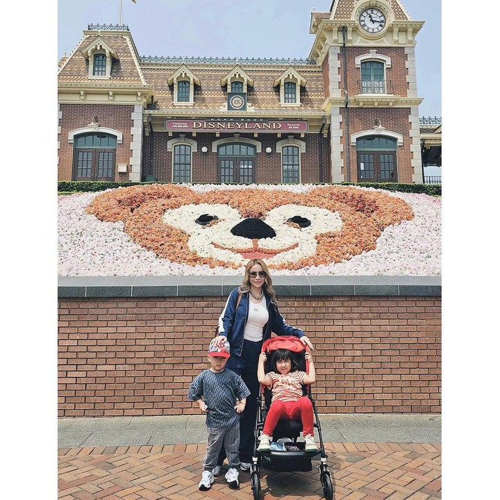 <p>Kedua anak Momo memiliki nama yang sangat unk. lho. Anak pertamanya yang berjenis kelamin perempuan diberi nama Sheena Gabriella Aurora Samudra. Sementara itu, anak keduanya diberi nama Abercio Mikaelmoza Samudra. (Foto: Instagram: @therealmomogeisha)</p>