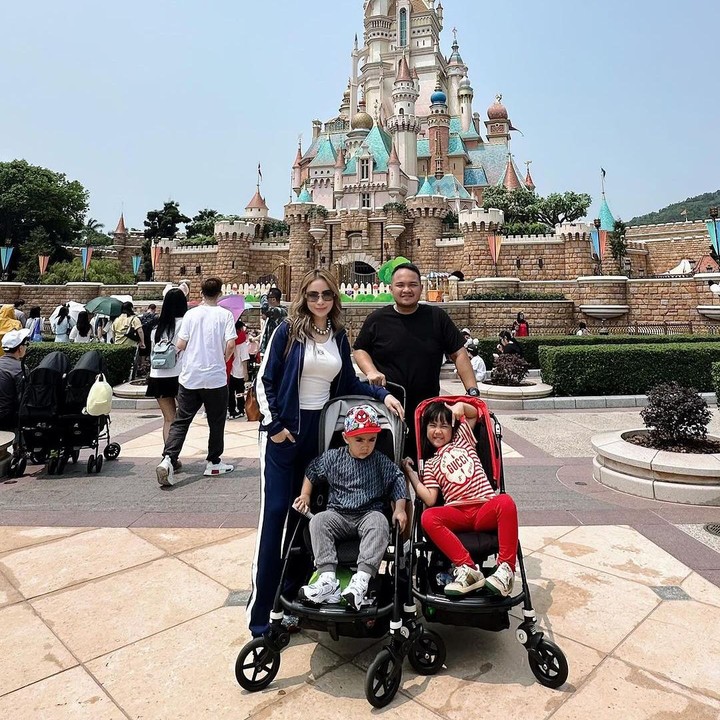 <p>Momo eks Geisha menikah dengan Nicola Reza Samudra pada tahun 2017, Bunda. Dari pernikahan ini, keduanya pun dikaruniai dua orang anak. (Foto: Instagram: @therealmomogeisha)</p>