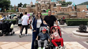 Momo hadiahkan lapangan bola untuk sang anak