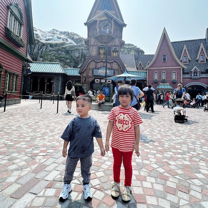 <p>"Abe gantenggggg banget ya. Kakak Briell juga tambah gede tambah cantik," kata seorang netizen dengan emotikon hati. "Abe ganteng banget. Briell cantik," tutur yang lainnya. (Foto: Instagram: @therealmomogeisha)</p>