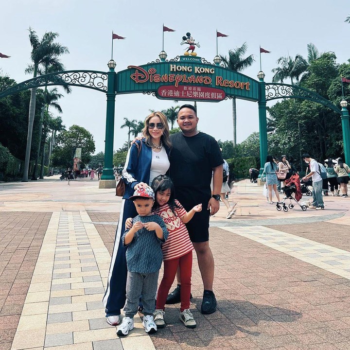 <p>Dalam foto, Momo terlihat tampil casual menggunakan jaket dan celana dengan warna senada. Briell dan Abe pun menggunakan pakaian yang nyaman. (Foto: Instagram: @therealmomogeisha)</p>