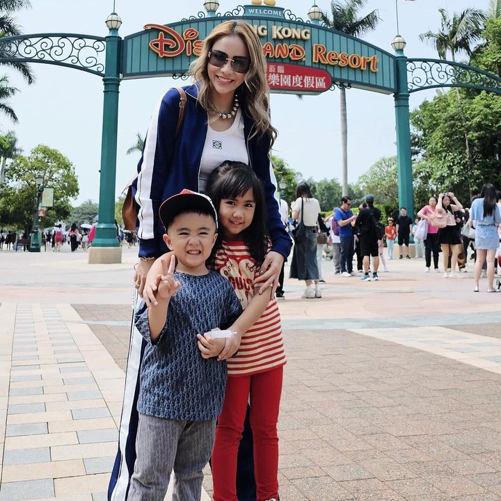 <p>"Perayaan hari jadi pernikahan ke-7 bersama anak-anak. Semoga kita semua mendapatkan cinta, kebahagiaan, dan kedamaian," tutur Momo dengan emotikon hati. (Foto: Instagram: @therealmomogeisha)</p>