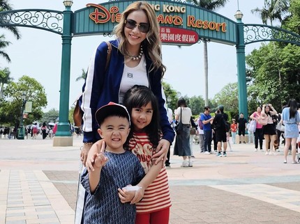 7 Potret Momo Eks Geisha Ajak Anak ke Disneyland Hong Kong Sambil Rayakan Ultah Pernikahan