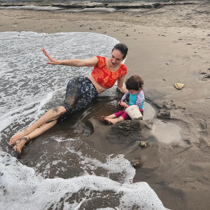 <p>Nadine pun turut memberikan tips menjaga anak saat bermain, terutama saat pergi ke pantai. Menurutnya, Bunda sebisa mungkin jangan membelakangi laut dan selalu lihat ombak yang datang. (Foto: Instagram: @nadinelist)</p>