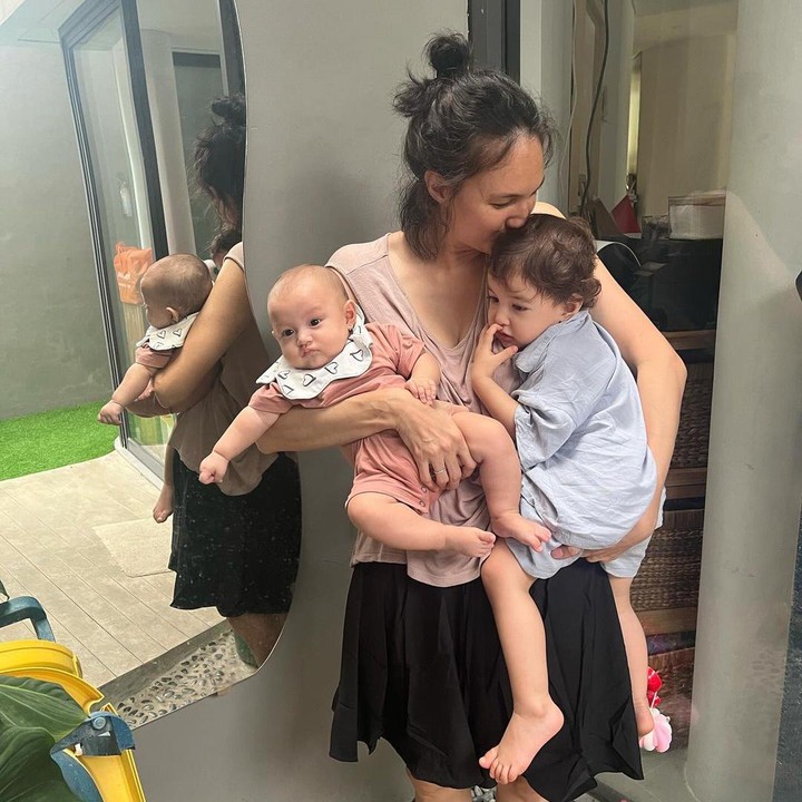 <p>Setelah melahirkan, kini Nadine tengah menikmati perannya sebagai seorang Bunda. Sama seperti orang tua lainnya, Nadine turut merasa kewalahan saat harus mengasuh kedua anaknya ini. (Foto: Instagram: @nadinelist)</p>