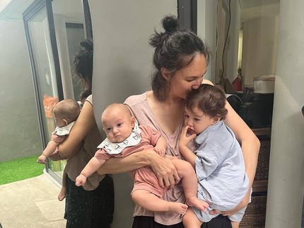 7 Potret Momen Nadine Chandrawinata Ribet Momong 2 Anak, Ada Tips Penting Bun