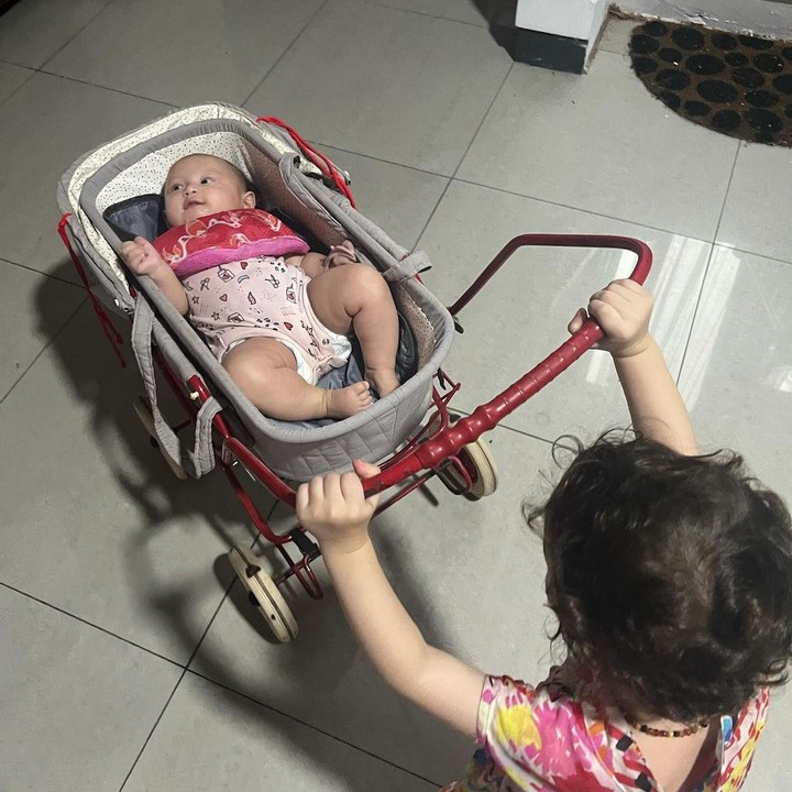 <p>"Enggak tahu bagaimana menjelaskan, tapi setiap perubahan gerakan walaupun kecil, langsung gercep bisa tahu. Ya walaupun terkadang suka kecolongan juga, salah satunya di <em>slide</em> terakhir, tiba-tiba adiknya sudah ditaro di dorongan mainannya Djiwa," cerita Nadine pada akun Instagram-nya. (Foto: Instagram: @nadinelist)</p>