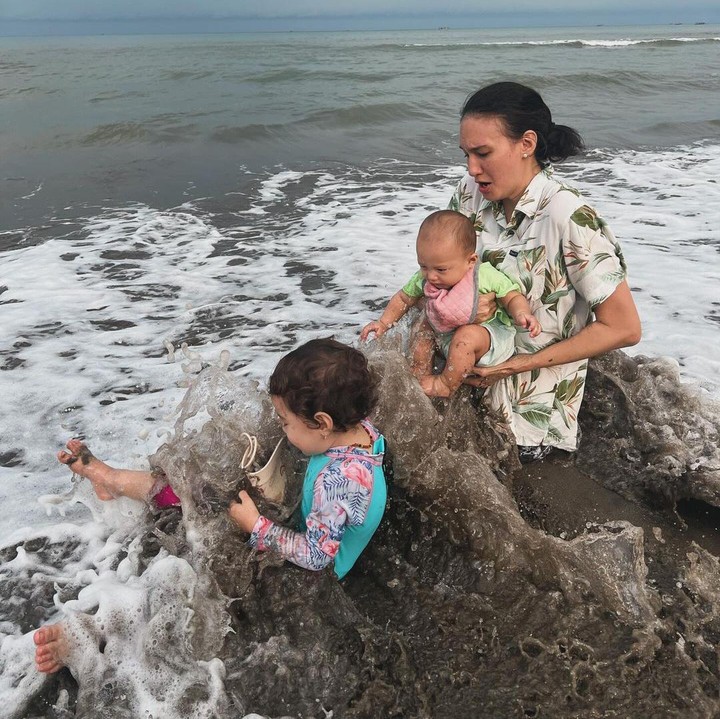 <p>"Ini beberapa foto kewaspadaanku. Bermain pantai <em>double</em> waspada, laut tidak bisa ditebak. Saranku, kalau main ke pantai jangan membelakangi laut, selalu lihat ombak yang datang. Jadi duduk miring lihat ombak dan anak. Sebelum ombak besar datang, angkat!" papar perempuan 39 tahun ini. (Foto: Instagram: @nadinelist)</p>