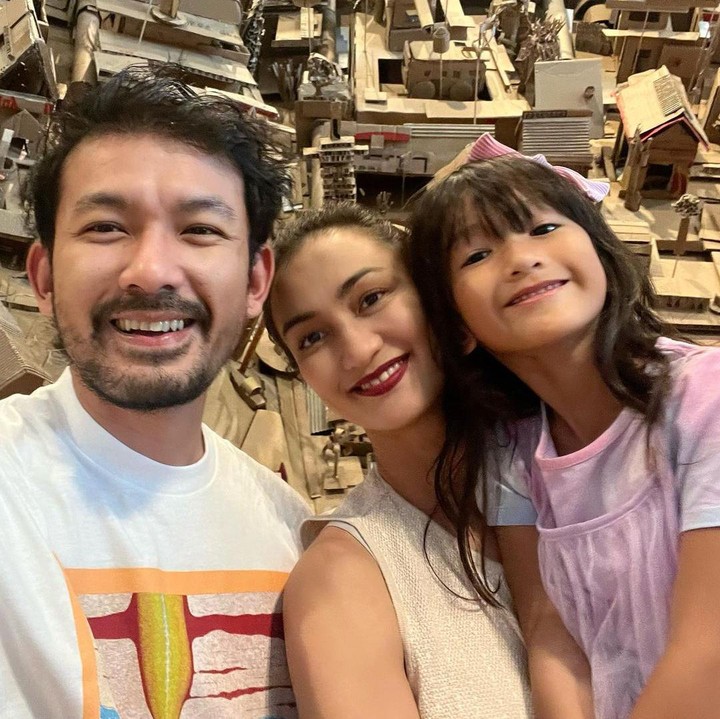 <p>"Bahagia selalu Ibu, Bapak, dan Salma," ungkap seorang netizen dengan emotikon hati. "Selamat menikmati waktu berkualitas bersama keluarga! Selamat tumbuh bersama," ujar netizen lainnya. (Foto: Instagram: @atiqahhasiholan)</p>