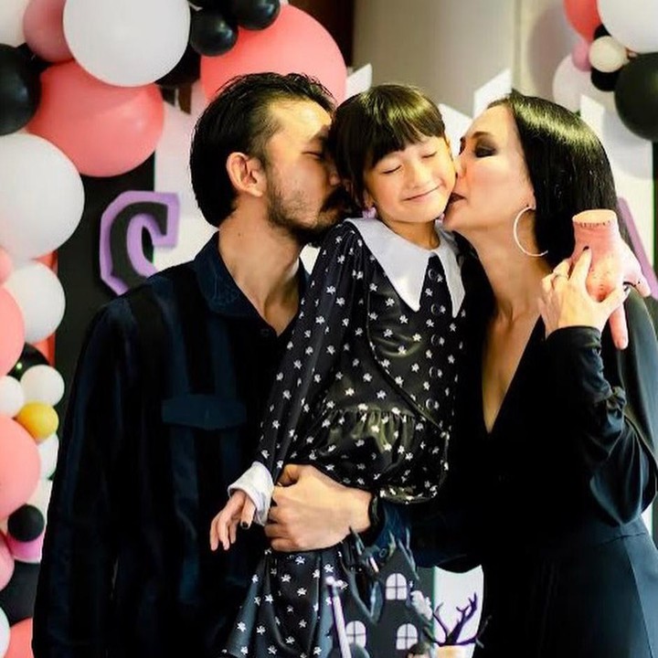<p>Rio dan Atiqah kerap membagikan momen kebersamaannya dengan Salma pada laman Instagram. Mulai dari merayakan hari ulang tahun, perayaan Hari Idul Fitri, hingga sekedar berlibur bersama. (Foto: Instagram: @atiqahhasiholan)</p>