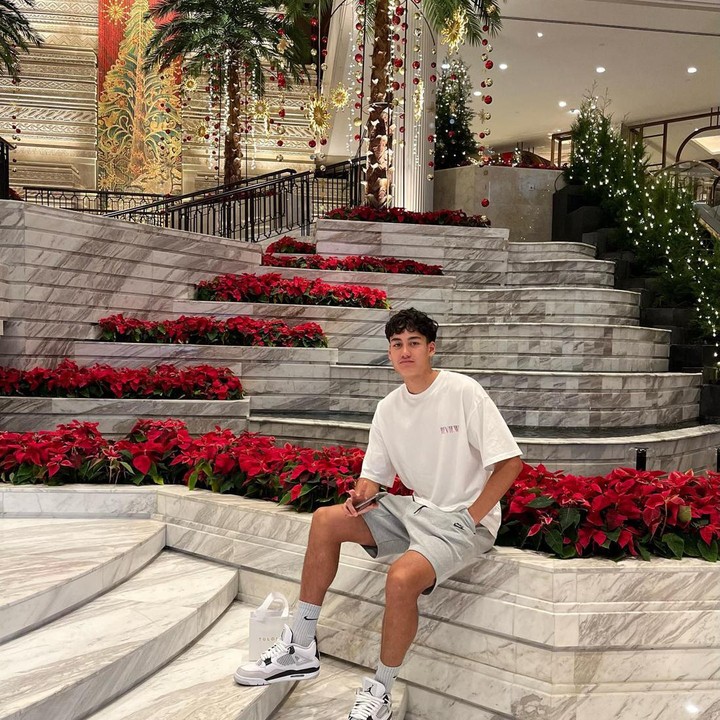 <p>Pesona Rafael saat berada di luar lapangan memang sangat berbeda ketimbang di tengah lapangan ya, Bunda. Kita doakan, semoga kariernya di dunia sepak bola terus meroket, ya. (Foto: Instagram @rafaelstruick)</p>