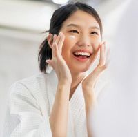 Sangat Penting! 5 Alasan Kenapa Kamu HARUS Pakai Bedak Setelah Sunscreen