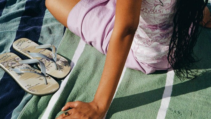 Sambut Musim Panas, Intip Koleksi Sandal Kolaborasi Maison Kitsune dan Havaianas