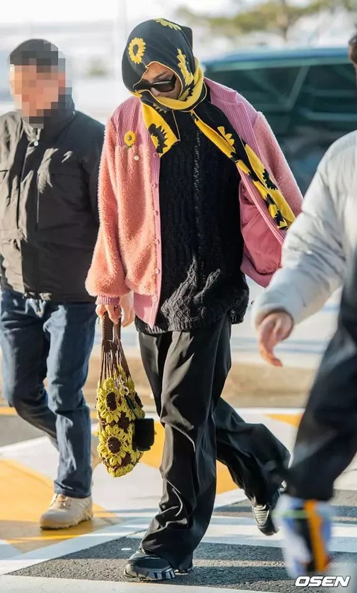 Satu lagi airport fashion Song Mino yang sukses mencuri perhatian. Siapa yang masih ingat dengan scarf dan tas motif bunga matahari yang ikonik milik Mino ini?/ Foto: OSEN