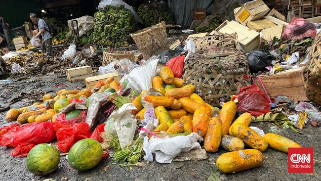 Pedagang buah di Pasar Induk Kramatjati, Jakarta, ramai-ramai membuang puluhan ton pepaya yang tidak laku pada Jumat (26/4).