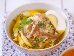 3 Resep Soto Ayam Simpel Gurih: Kuah Kuning, Bening, dan Santan