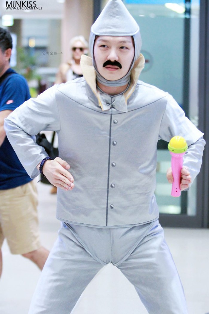 Sudah jadi rahasia umum kalau para member BTOB memang dikenal jago melawak. Seperti saat Changsub mengenakan kostum Tin Man di bandara lengkap dengan topi kerucutnya. Hal ini tentu sukses membuat penggemar geleng-geleng kepala./ Foto: www.btob2mh.net via kbizoom