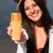 3 Cara Reapply Sunscreen di Atas Makeup, Cegah Bahaya Sinar UV!