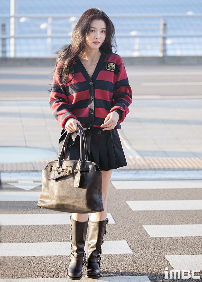 Tampilan smart casual ala Kim Yoo Joung dengan koleksi Miu Miu saat akan terbang ke Hongkong untuk Miu Miu Crew Pop-up Opening Event./ Foto: IMBC