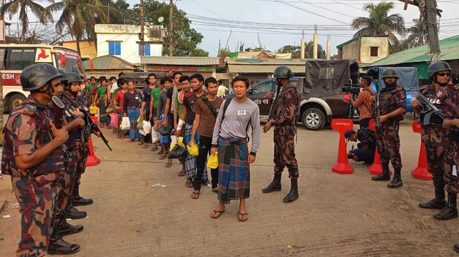 Pejabat Bangladesh mengatakan hampir 300 personel junta Myanmar yang melarikan diri ke negara itu telah direpatriasi pada Kamis (25/4).