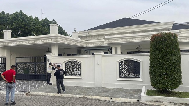 KPK menyita rumah milik Bupati Labuhanbatu Erik Atrada Ritonga selaku tersangka kasus dugaan suap pengadaan barang dan jasa.