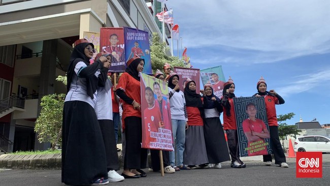 Teman kuliah di Universtas Muhammadiyah Surabaya melakukan aksi dukungan kepada kapten Timnas Indonesia U-23 Rizky Ridho usai hajar Korea Selatan.