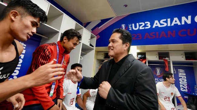 Ketua Umum PSSI Erick Thohir memotivasi para pemain Timnas Indonesia U-23 di ruang ganti usai kalah dari Uzbekistan di semifinal Piala Asia U-23 2024.