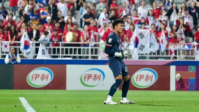 Ibu kiper Timnas Indonesia U-23 Ernando Ari, Erna Yuli Lestari, deg-degan menyaksikan pertandingan melawan Korea Selatan pada perempat final Piala Asia U-23.