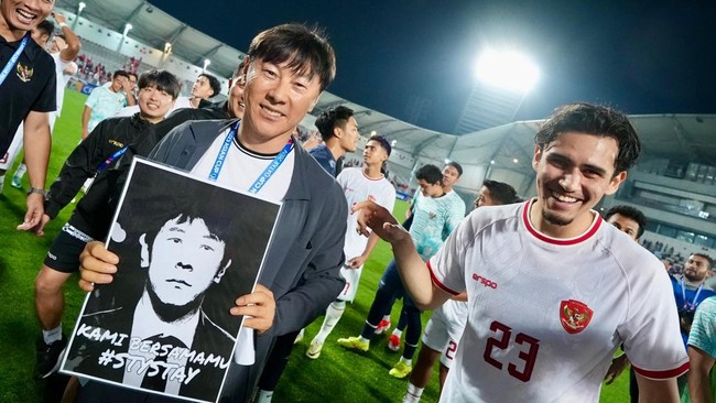 Selebrasi gila dilakukan Timnas Indonesia U-23 usai lolos ke semifinal Piala Asia U-23 2024 dengan melempar-lempar pelatih Shin Tae Yong ke udara.