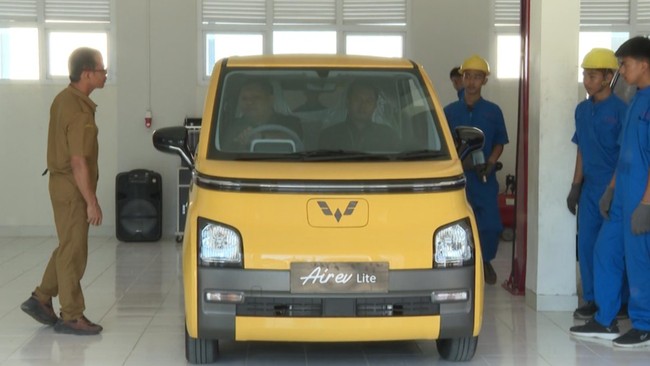 Jokowi menyerahkan satu unit mobil listrik Wuling Air EV Lite bagi SMKN 1 Rangas, Kabupaten Mamuju, Sulawesi Barat.