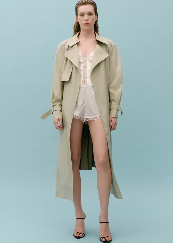 Victoria Beckham x Mango Victoria Beckham x Mango Debut Koleksi Serba Berkelas
