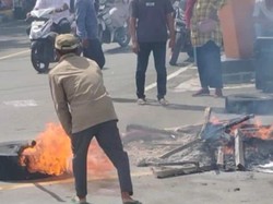 Simpatisan Protes Eks Walkot Tual Adam Tersangka Korupsi, Sempat Tutup Jalan