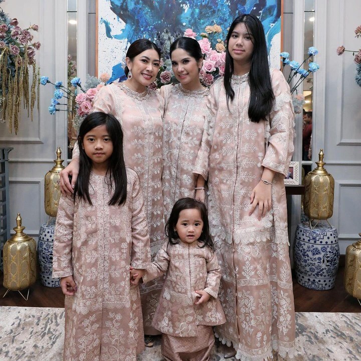 <p>Annisa dan Aliya adalah menantu dari kedua anak Presiden Ke-6 Republik Indonesia, Susilo Bambang Yudhoyono. Meski jarang mengunggah potret bersama, keduanya dikenal memiliki ikatan yang kuat sebagai ipar. (Foto: Instagram@annisayudhoyono)</p>