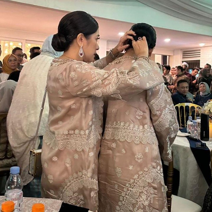 <p>Bahkan, mereka juga termasuk kompak, lho. Hal itu diketahui langsung dari beberapa potret yang dibagikan Annisa, seperti momen saling merapikan konde berikut ini. (Foto: Instagram@annisayudhoyono)</p>