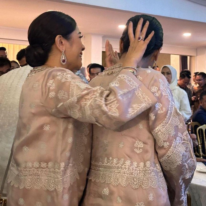 <p>Usut punya usut, ternyata ini adalah salah satu kebiasaan yang sering dilakukan Annisa dan Aliya, Bunda. “Ini foto <em>candid</em> tapi kok lucu juga adegannya, aku pikir untuk <em>diposting</em>… Adegan beli baju kembaran sekeluarga, slide selanjutnya pas dipakai, kemudian adegan benerin konde (kebiasaan kita saling cek dan benerin konde),” tulis Annisa, dikutip dari laman Instagram @annisayudhoyono, Sabtu (27/4/2024). (Foto: Instagram@annisayudhoyono)</p>