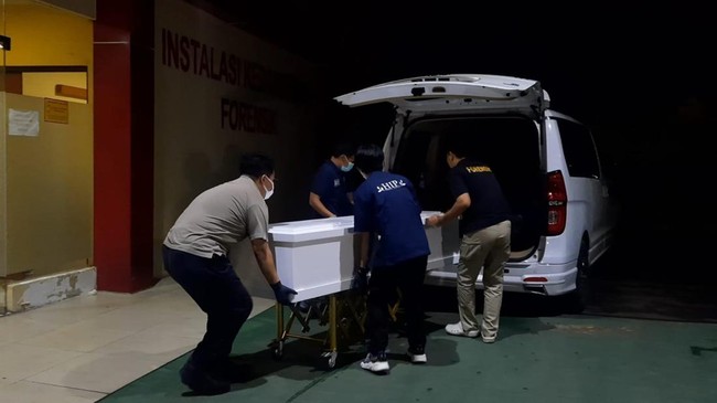 Jenazah Brigadir RA, anggota Polresta Manado yang diduga bunuh diri, telah diserahkan ke pihak keluarga di RS Polri Jakarta pada Sabtu (27/4).