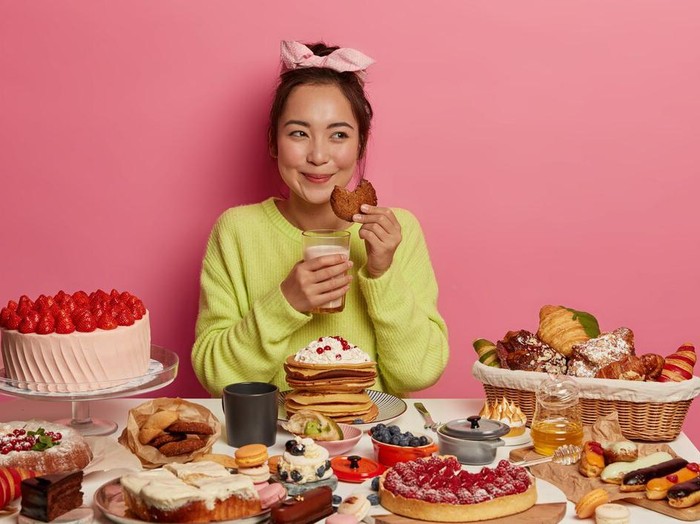 Ilustrasi makan makanan manis/Foto: Freepik.com/wayhomestudio