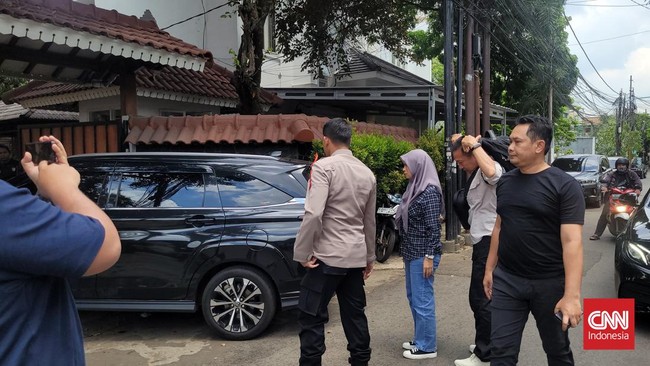 Polres Metro Jakarta Selatan membawa pihak keluarga ke lokasi Brigadir RA ditemukan tewas di Mampang Prapatan, Jakarta Selatan, Sabtu (27/4).