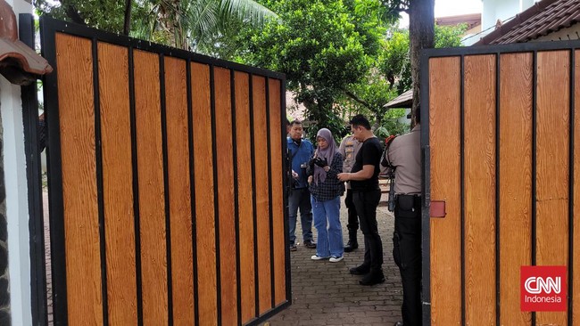 Anggota Polresta Manado Brigadir RA yang diduga bunuh diri sempat menginap sepekan di sebuah rumah di Mampang, Jakarta Selatan.