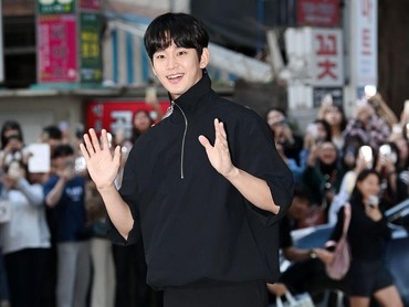 Kim Soo Hyun Datang ke Pesta Jelang Episode Terakhir 'Queen of Tears'