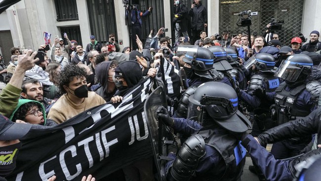 FOTO: Mahasiswa Pendukung Palestina dan Israel Bentrok di Paris
